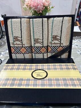 7028. Burberry Bath Towel Boxed Set Featuring Signature Nova Check Pattern.